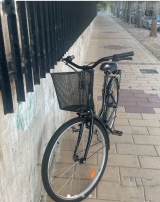 Bicicleta de paseo negra con cesta