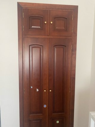Armario de madera marrón