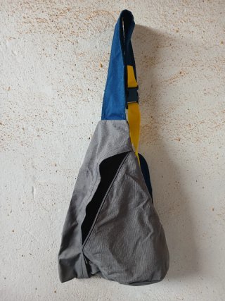 Mochila bandolera azul y gris