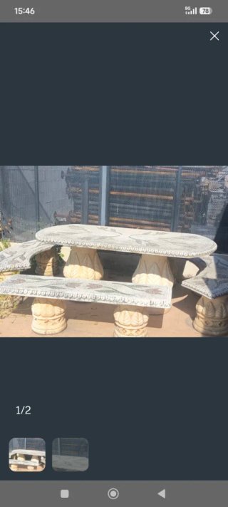Mesa y bancos de piedra con mosaico