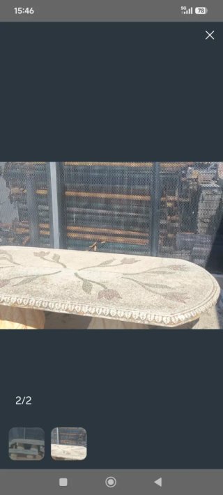 Mesa y bancos de piedra con mosaico