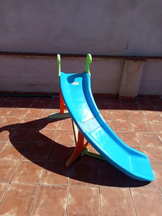 Tobogán infantil azul y naranja.