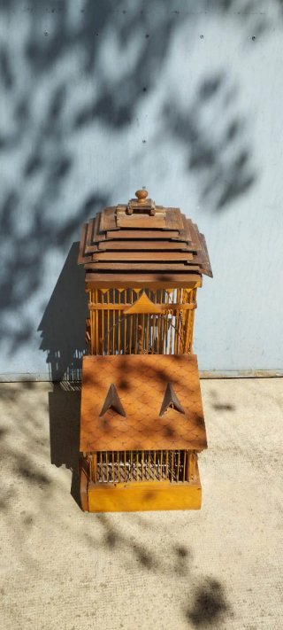 Jaula de madera artesanal