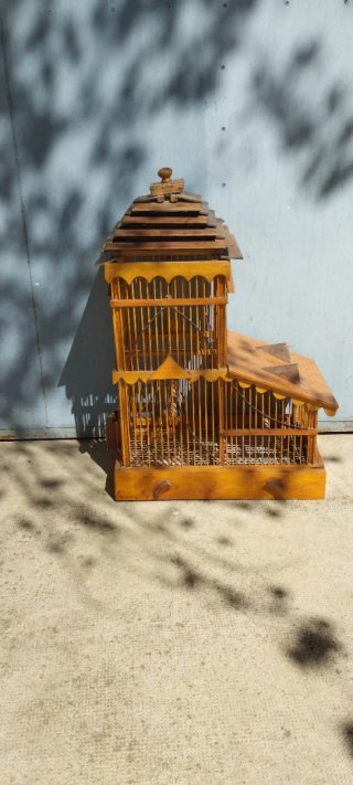 Jaula de madera artesanal