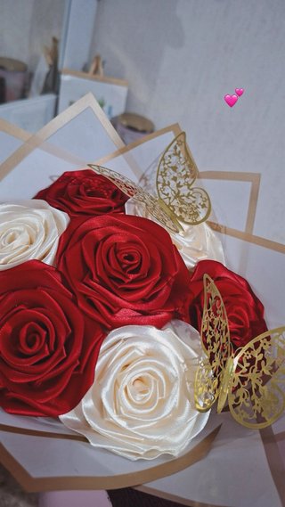 Ramo de rosas de satén