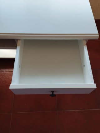 Escritorio blanco con cajón.