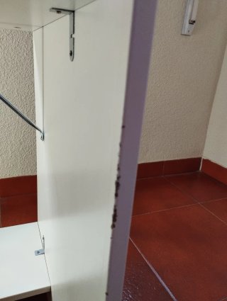 Escritorio blanco con cajón.