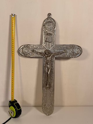 Cruz enorme con cristo