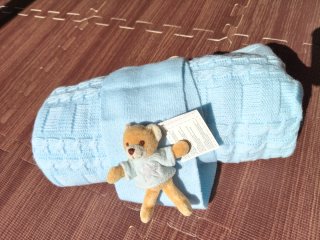 Manta de bebé azul de punto + osito de peluche