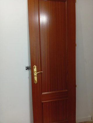 5 puertas de madera con manilla dorada.