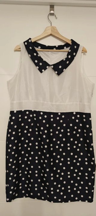 Vestido lunares blanco y azul marino.