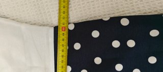 Vestido lunares blanco y azul marino.