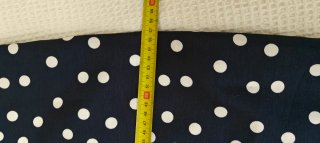 Vestido lunares blanco y azul marino.