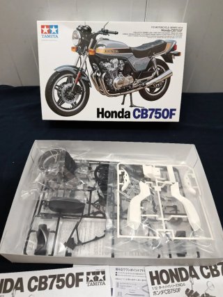 Maqueta Tamiya Honda CB750F 1/12