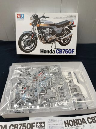 Maqueta Tamiya Honda CB750F 1/12