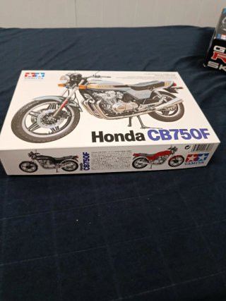 Maqueta Tamiya Honda CB750F 1/12
