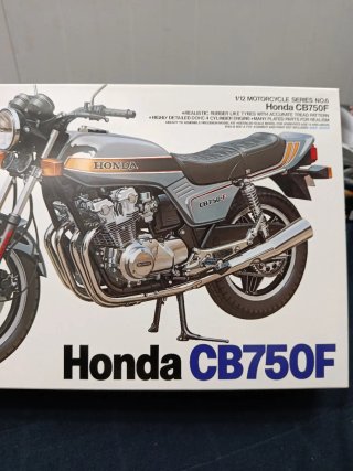 Maqueta Tamiya Honda CB750F 1/12
