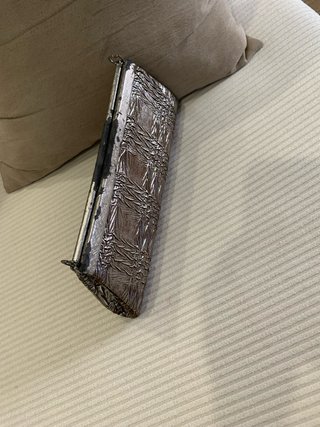 Bolso de fiesta marrón y plateado