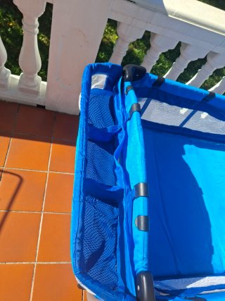 Cuna de viaje azul con mosquitera