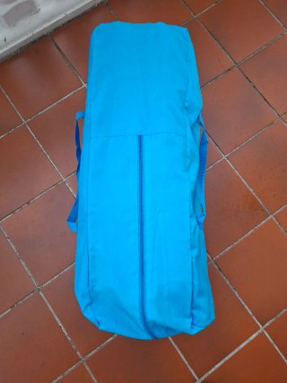 Cuna de viaje azul con mosquitera