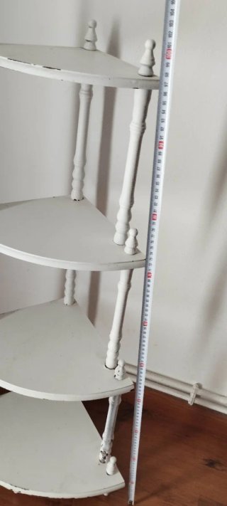 Estantería esquinera blanca de madera