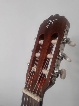 Guitarra española autoamplificada