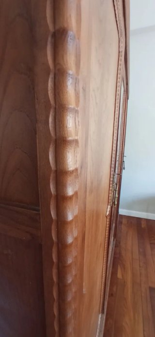 Armario antiguo de madera con espejo
