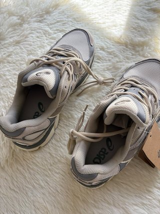 Zapatillas Asics Beige y Gris