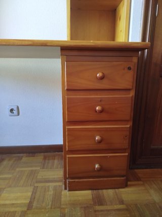 Mueble de madera pino con escritorio