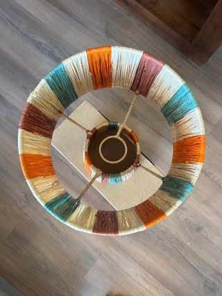 Lampada da tavolo in rafia multicolore