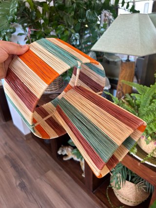 Lampada da tavolo in rafia multicolore
