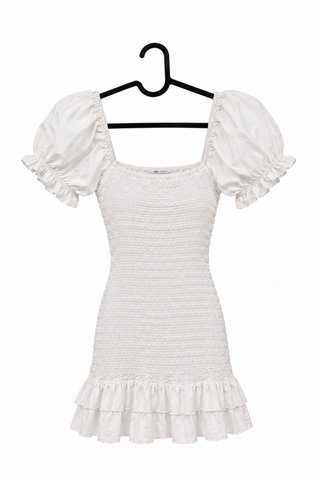 Vestido blanco con volantes