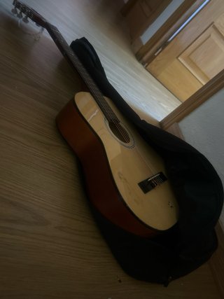 Guitarra acústica con funda