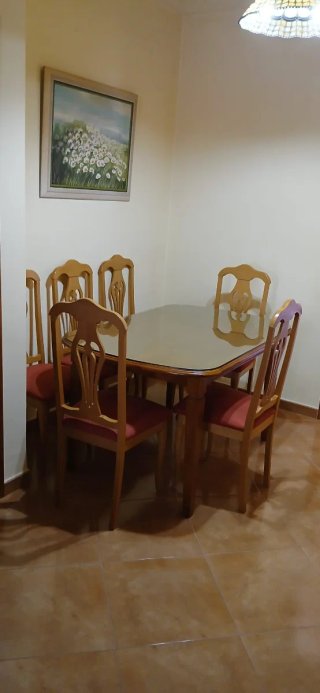 Mesa de comedor de madera y cristal