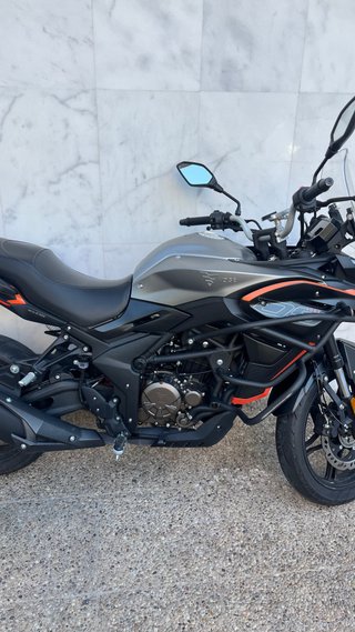 Moto Voge 300DS Gris/Naranja y equipamiento.