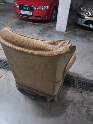Sillón orejero clásico tapizado beige