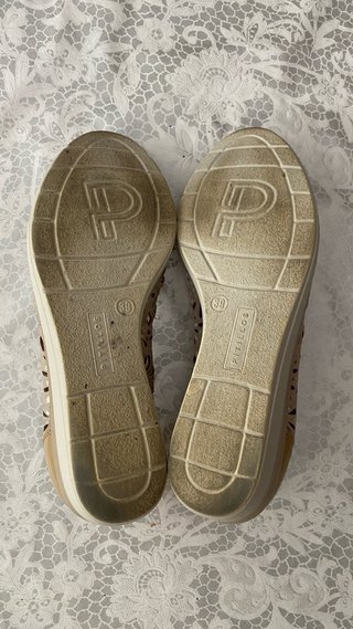 Zapatos cuña beige, talla 39