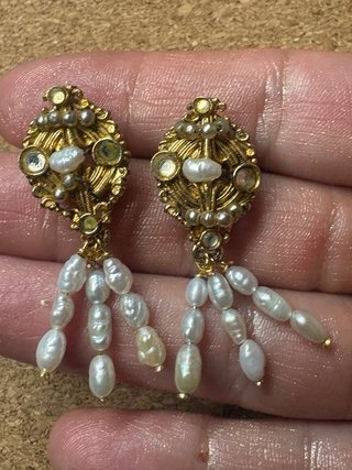 Ajuar cofrade de 1940 de oro laminado 22k y perlas