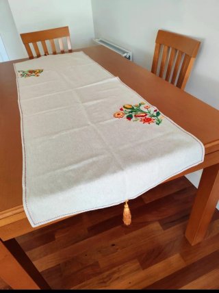 Camino de mesa artesanal. 1,45 cm