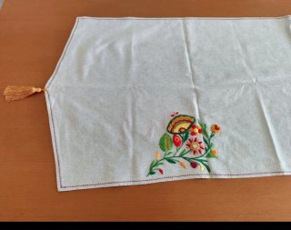 Camino de mesa artesanal. 1,45 cm