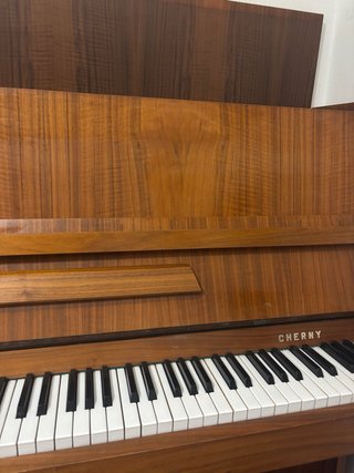 Piano de pared Cherny