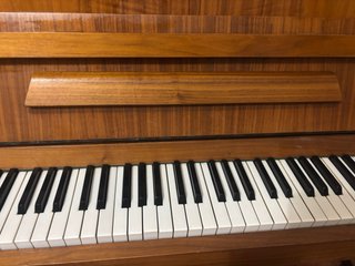 Piano de pared Cherny