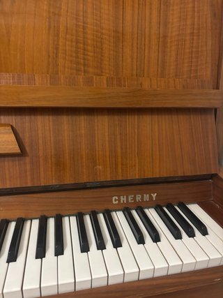 Piano de pared Cherny