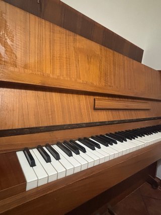 Piano de pared Cherny