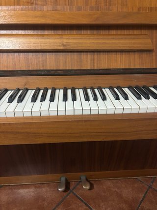 Piano de pared Cherny