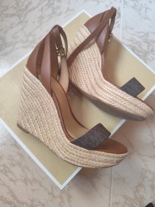 Sandalias Michael Kors Cuña Marrón Beige