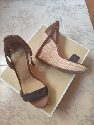 Sandalias Michael Kors Cuña Marrón Beige