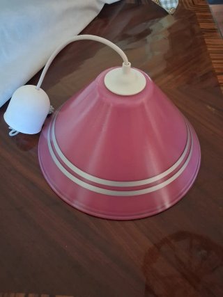 Lámpara colgante rosa y plateada