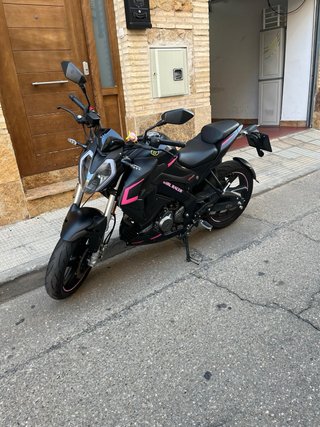Moto Naked Negra y Rosa