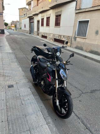 Moto Naked Negra y Rosa